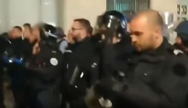 Στη Γαλλία τα ΜΑΤ βγάζουν τα κράνη τους και συντάσσονται με τα «Κίτρινα Γιλέκα» (βίντεο)